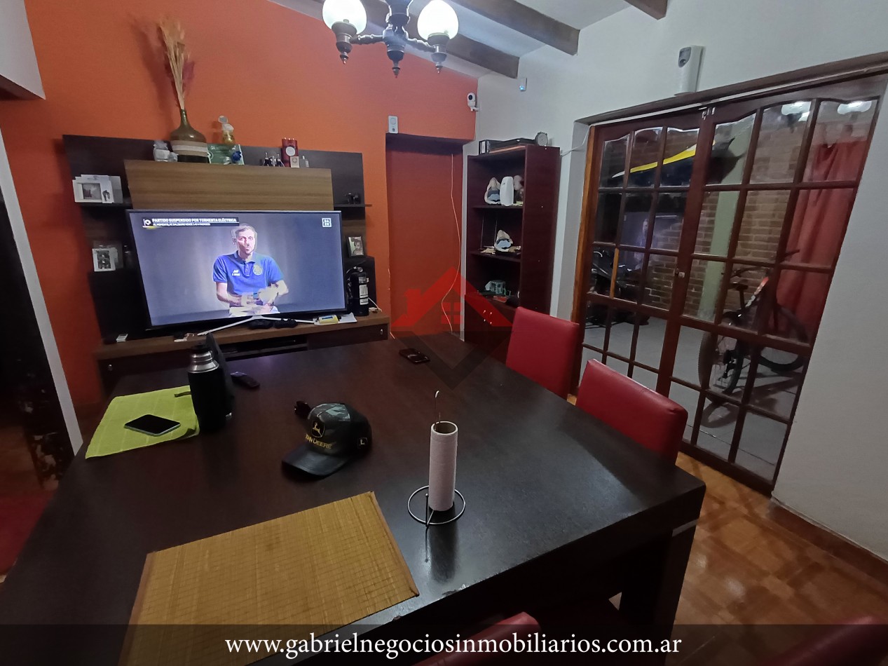 Casa con Salon Comercial - En Venta