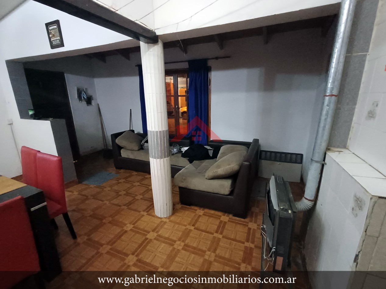 Casa con Salon Comercial - En Venta