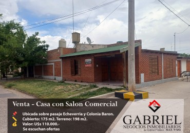 Casa con Salon Comercial - En Venta